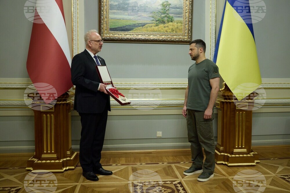 Президентът на Латвия връчи на Володимир Зеленски най-високия латвийски военен орден