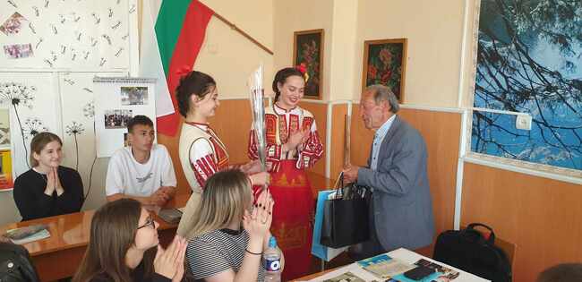 Учениците от лицея „Олимпий Панов“ в Тараклия честитиха 75-ия рожден ден на бесарабския български писател Димитър Боримечков