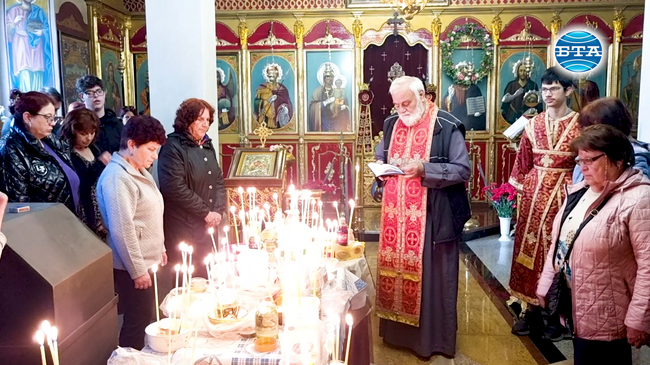 Мнозина днес се трудят да изтръгнат вярата и надеждата ни, каза архиерейският наместник на Хасково отец Георги Тодев