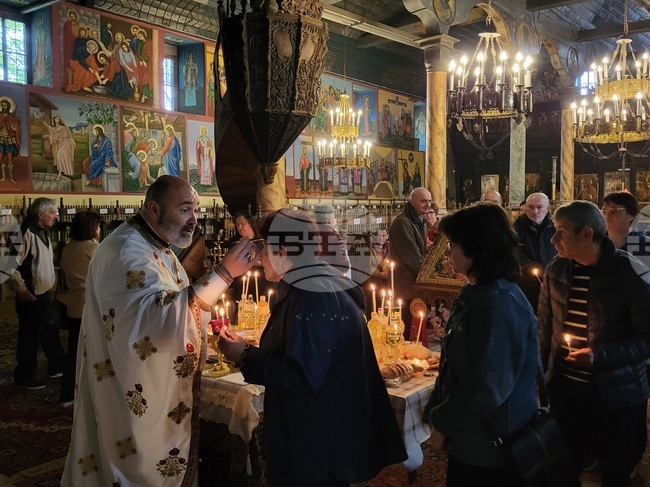 Самоков - Велики четвъртък - литургия - маслосвет