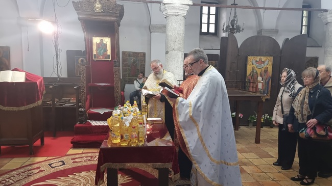 В плевенския храм "Свети Николай" вярващи се събраха на света Василиева литургия и Велик маслосвет за здраве и прогонване на всяка болест