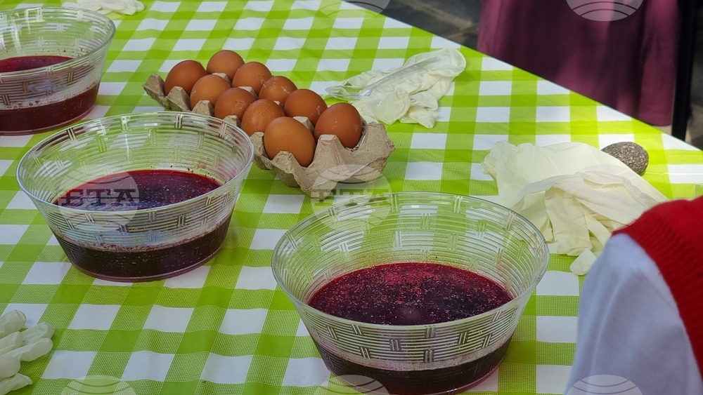 Пловдив - Велики четвъртък - боядисване на яйца