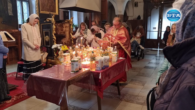 Маслосвет на Велики четвъртък бе отслужен в храмовете в Добрич