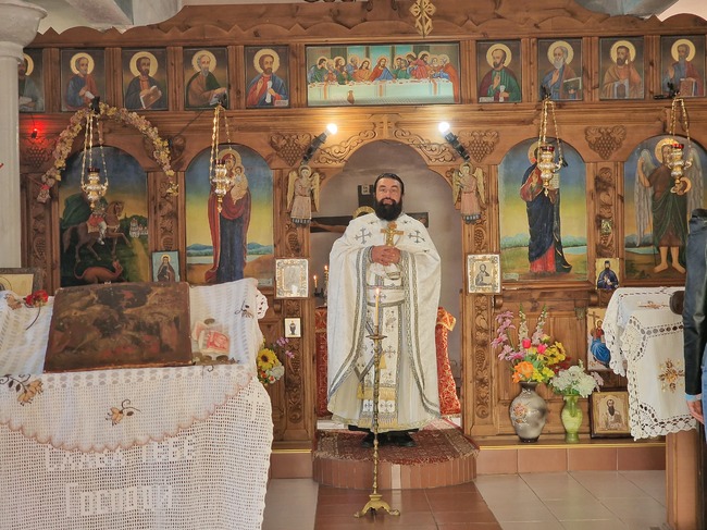 Нека любовта, която Бог донесе в света, да пребъде в нас, каза архиерейският наместник на Петричка духовна околия отец Павел