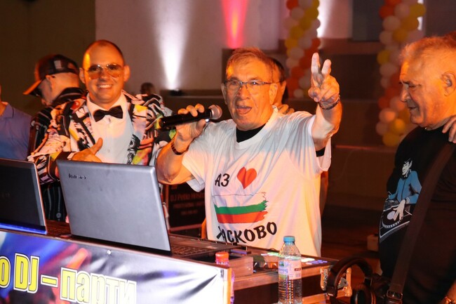 На Голямото градско DJ парти в Хасково се изви пламенно тракийско хоро