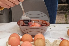 Бургас - боядисване на великденски яйца