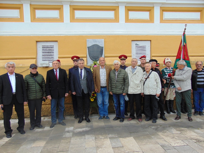 Община Шумен: Венци в знак на почит в навечерието на Деня на храбростта и празника на Българската армия