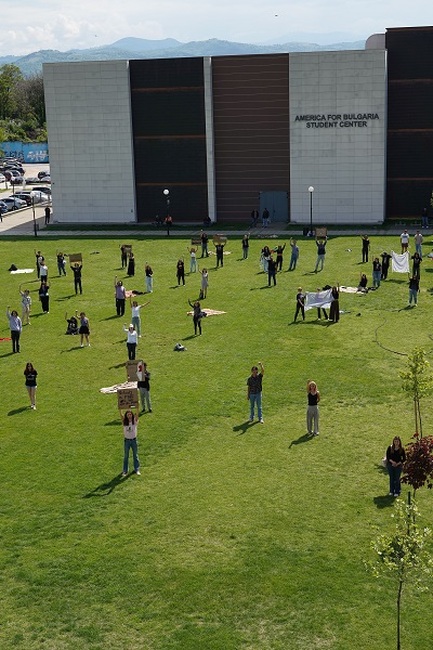 Вчера в кампуса на Американския университет в България (АУБ) се проведе мирна демонстрация