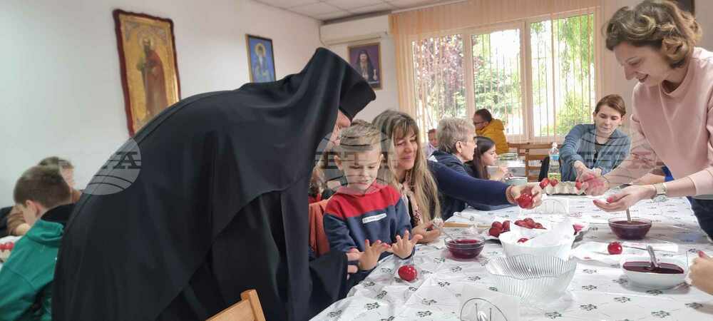 Деца боядисаха яйца за хората от социални домове в Силистра