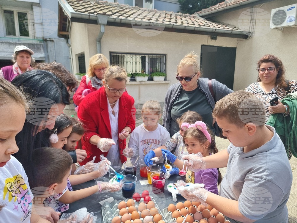 В Стара Загора на Велики четвъртък деца боядисаха великденски яйца в катедралния храм „Свети Николай Мирликлийски Чудотворец"