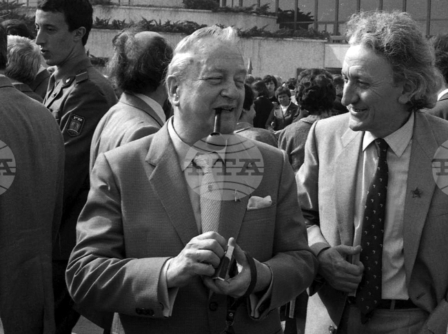 Андрей Гуляшки - писател