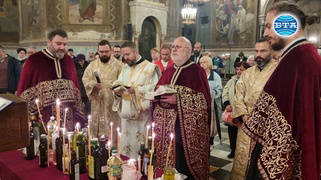 Василиева света литургия и маслосвет бяха отслужени на Велики четвъртък в патриаршеската катедрала "Св. Александър Невски"