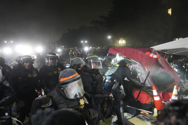 Полицията разтури пропалестински протестен лагер в Калифорнийския университет в Лос Анджелис