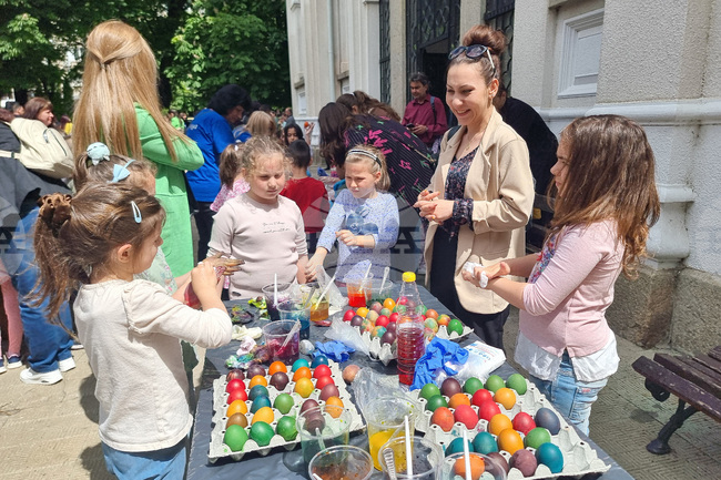 Стара Загора - деца - боядисване на яйца