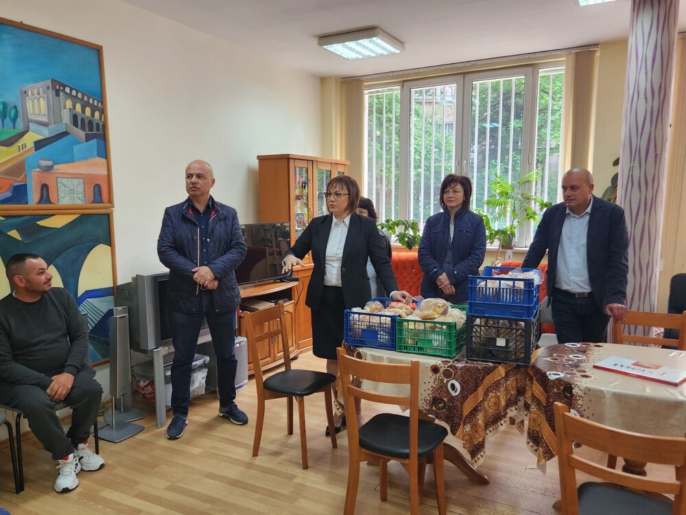 Нинова и БСП дариха козунаци на социално слаби и възрастни хора в цялата страна