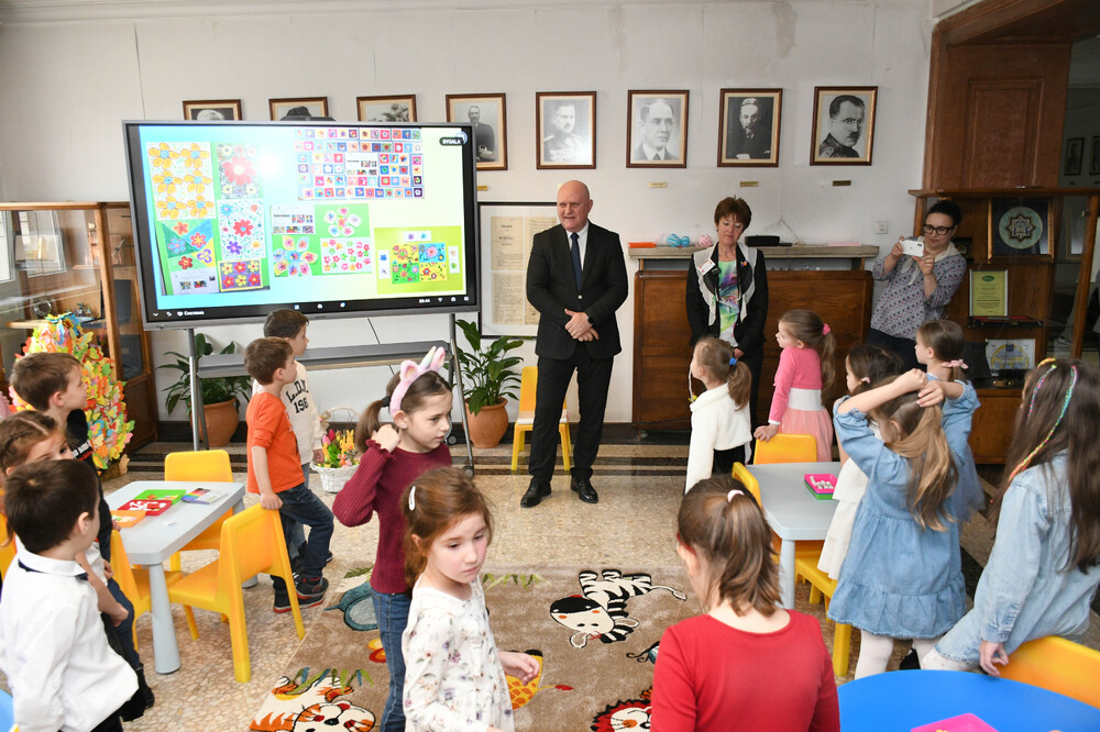 Деца от столична детска градина пресъздадоха Великден в МОН