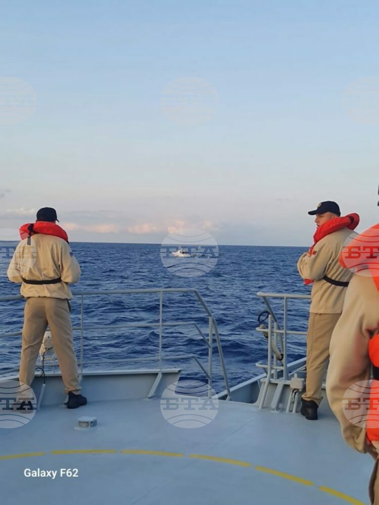 АТА: Албанският кораб „Лисус" спаси 36 мигранти в Егейско море