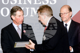 Принц Чарлз  -сертификати - връчване