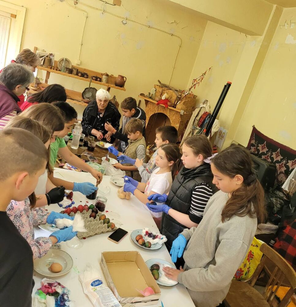 Община Ловеч: В читалищата в общината традиционно самодейци и деца заедно боядисваха яйца на Велики четвъртък