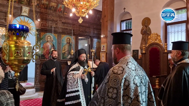 Смолянският епископ Висарион оглави богослужението за Последование на 12-те Евангелия в Смолян