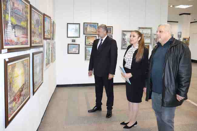 Драгомир Драганов и Златомира Стефанова откриха изложба, посветена на празника на Русе, над 150 картини участват в експозицията