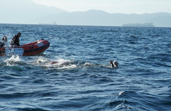 Цанко Цанков ще поведе традиционното сутрешно плуване в студените морски води на Никулден в Бургас