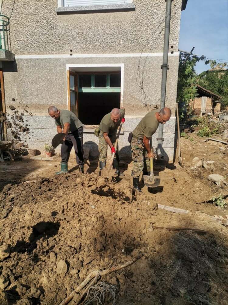 Курсанти от НВУ и ВВВУ се включиха в помощ на пострадалите в Карловско