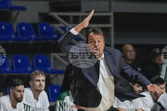 Треньорът на баскетболния Панатинайкос Ергин Атаман попита защо Александър Везенков не играе за националния отбор на Гърция