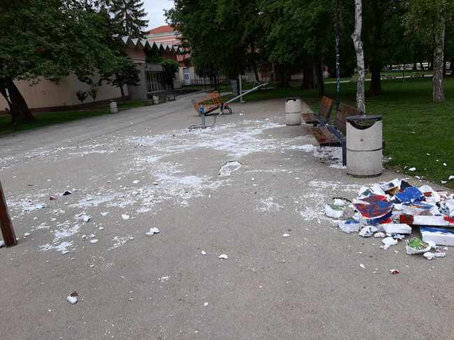 ОбС Плевен: Вандали унищожиха детска великденска украса в Градската градина на Плевен