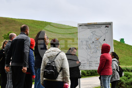 Село Свещари - Тракийска царска гробница - туристи