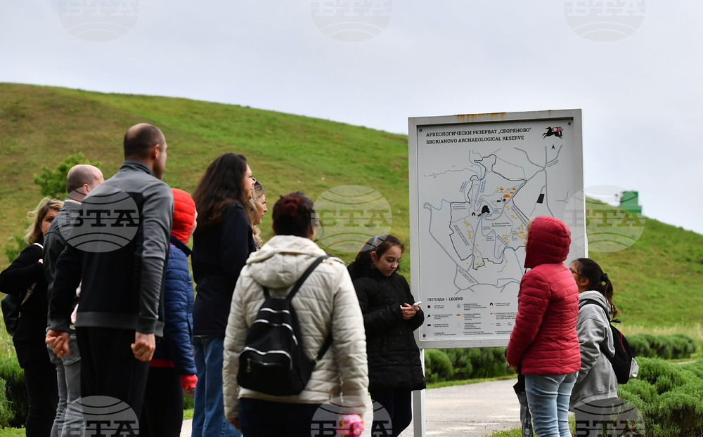 Село Свещари - Тракийска царска гробница - туристи