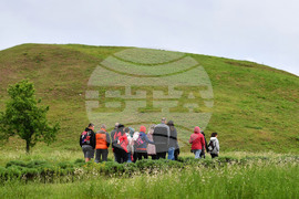 Село Свещари - Тракийска царска гробница - туристи