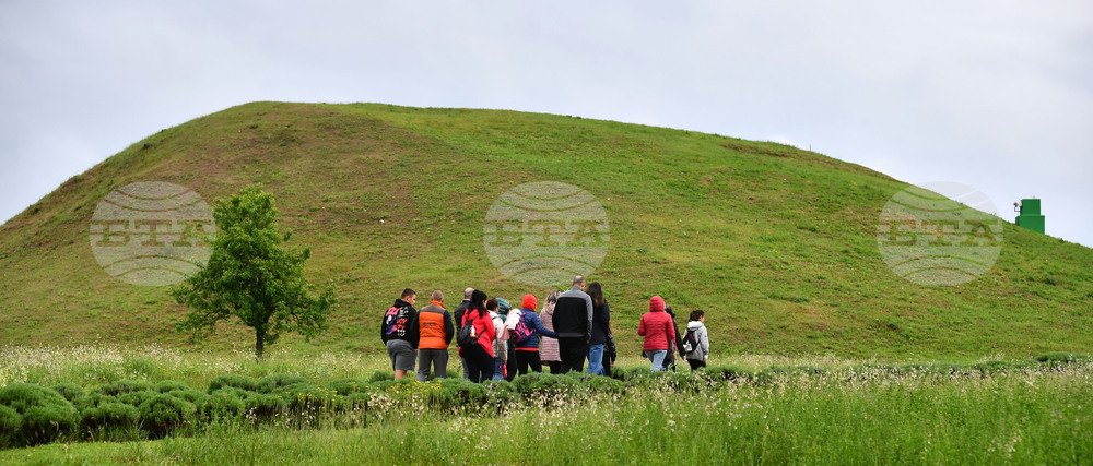 Село Свещари - Тракийска царска гробница - туристи