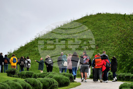 Село Свещари - Тракийска царска гробница - туристи