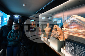 Село Свещари - Тракийска царска гробница - туристи