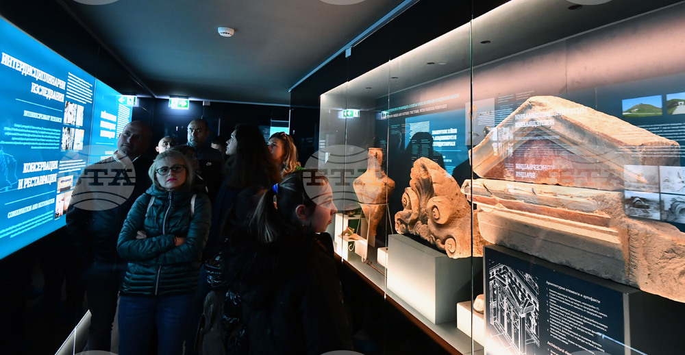 Село Свещари - Тракийска царска гробница - туристи