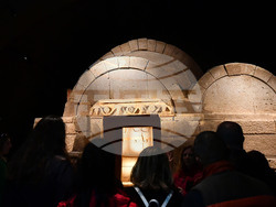 Село Свещари - Тракийска царска гробница - туристи