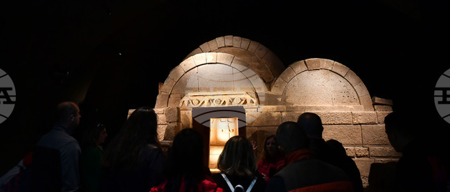 Село Свещари - Тракийска царска гробница - туристи