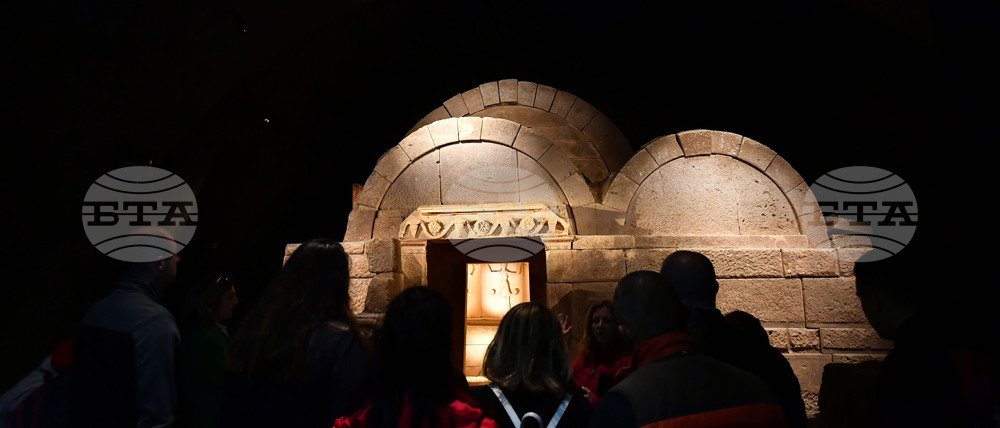 Село Свещари - Тракийска царска гробница - туристи