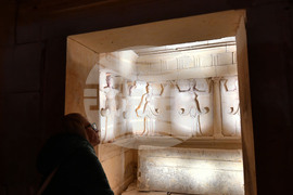 Село Свещари - Тракийска царска гробница - туристи