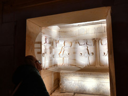 Село Свещари - Тракийска царска гробница - туристи