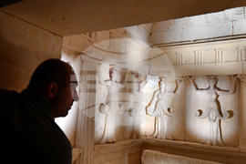 Село Свещари - Тракийска царска гробница - туристи