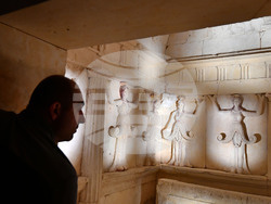 Село Свещари - Тракийска царска гробница - туристи