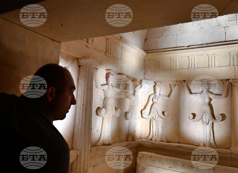 Село Свещари - Тракийска царска гробница - туристи