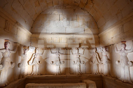 Село Свещари - Тракийска царска гробница - туристи