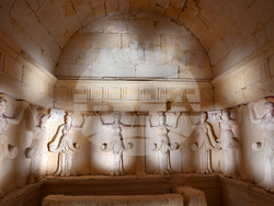 Село Свещари - Тракийска царска гробница - туристи