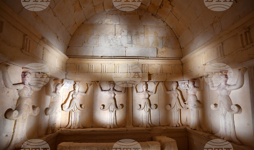 Село Свещари - Тракийска царска гробница - туристи