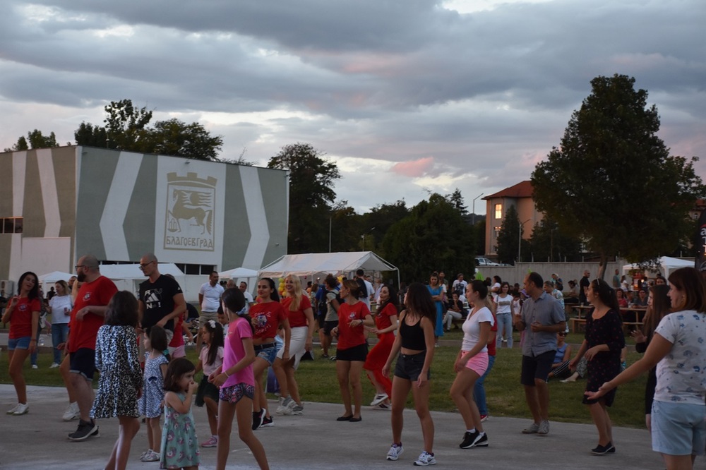 Дискотека под звездите, кулинарно шоу, йога в парка и латино танци част от втория ден на Американски музикален фестивал в Благоевград