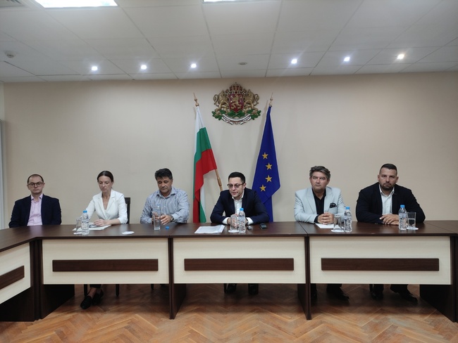 Министърът на иновациите и растежа Александър Пулев призова предприятията в Североизточна България да кандидатстват с проекти за наличните до края на годината 735 милиона лева по програми за бизнеса