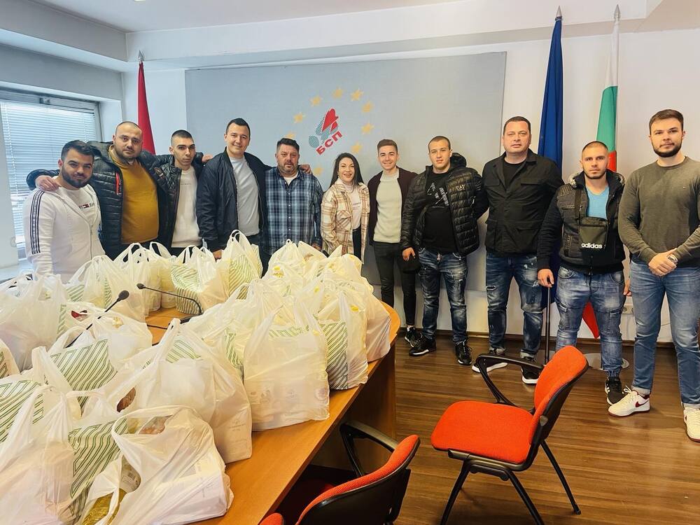 Депутатите на БСП и Младежкото обединение в София дариха хранителни продукти на хора в неравностойно положение
